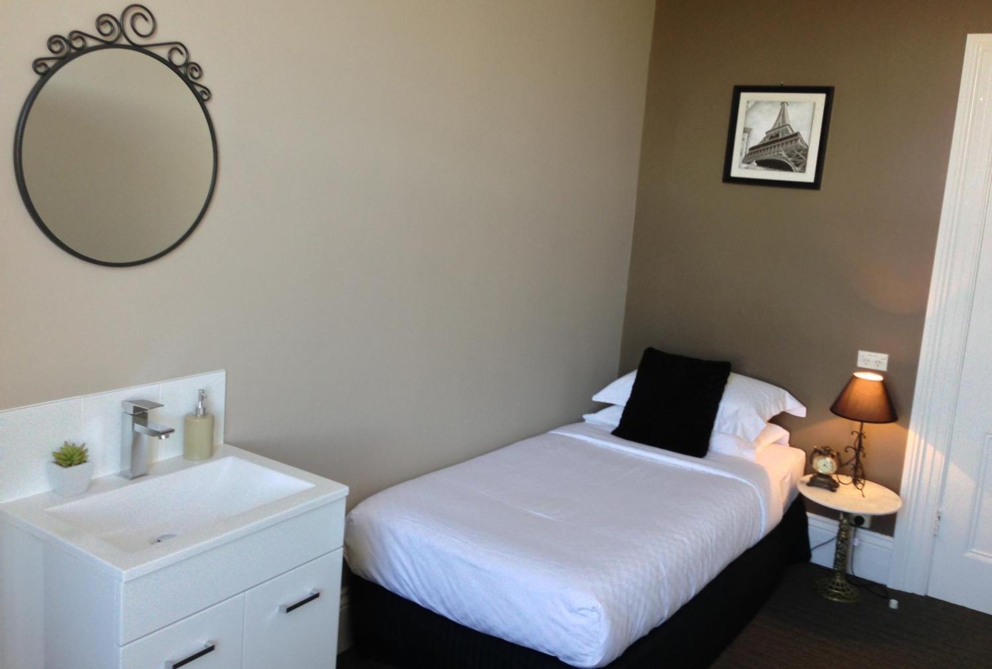 Centennial Inn On Bathurst Лонсестън Екстериор снимка